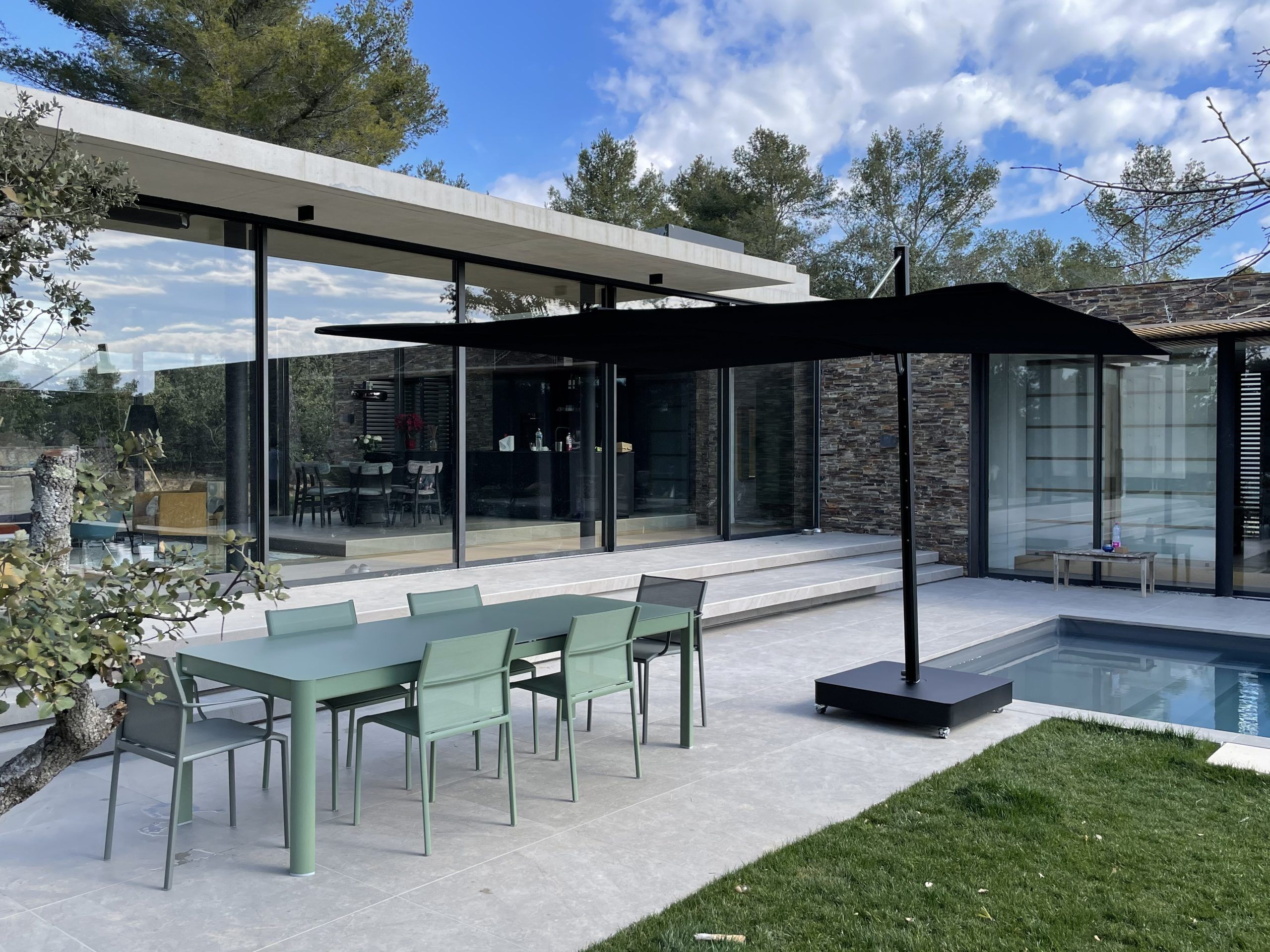 Versa UX Full Black Cantilever umbrella