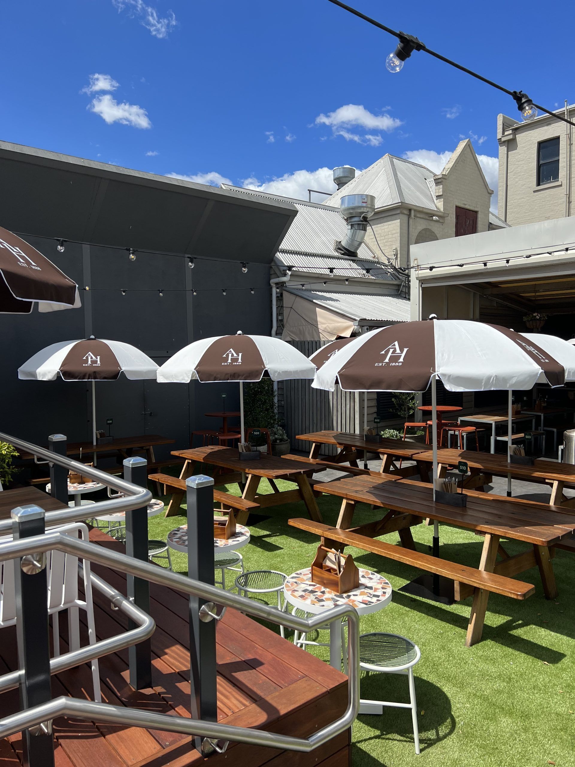 Auburn Hotel m Beach Umbrellas